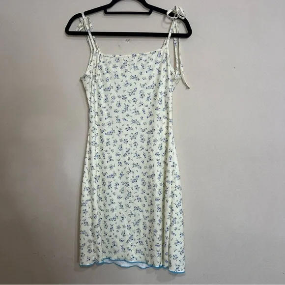 Floral Blue and White Nightgown or dress i think it can go either way - Picture 3 of 4